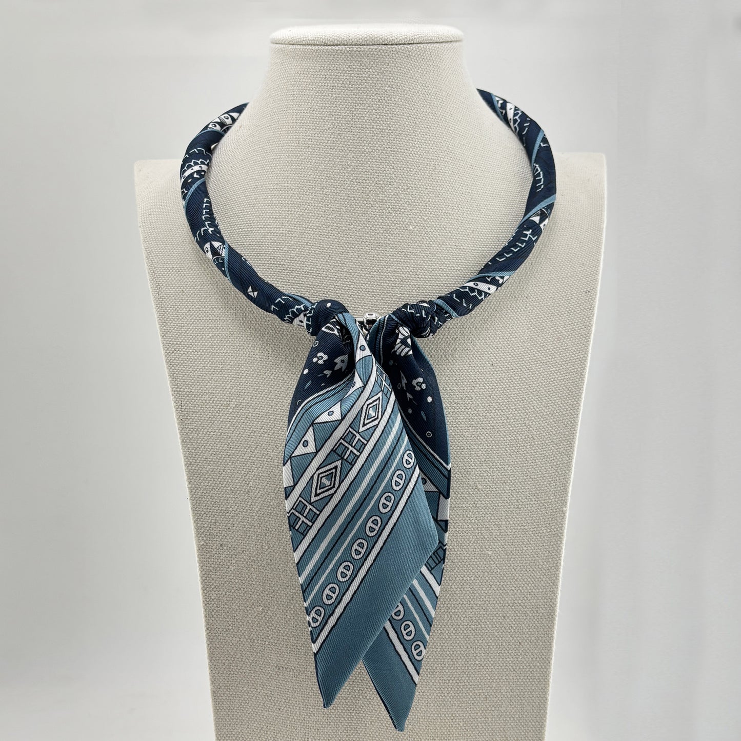 Twilly Necklace Magnetic Closure