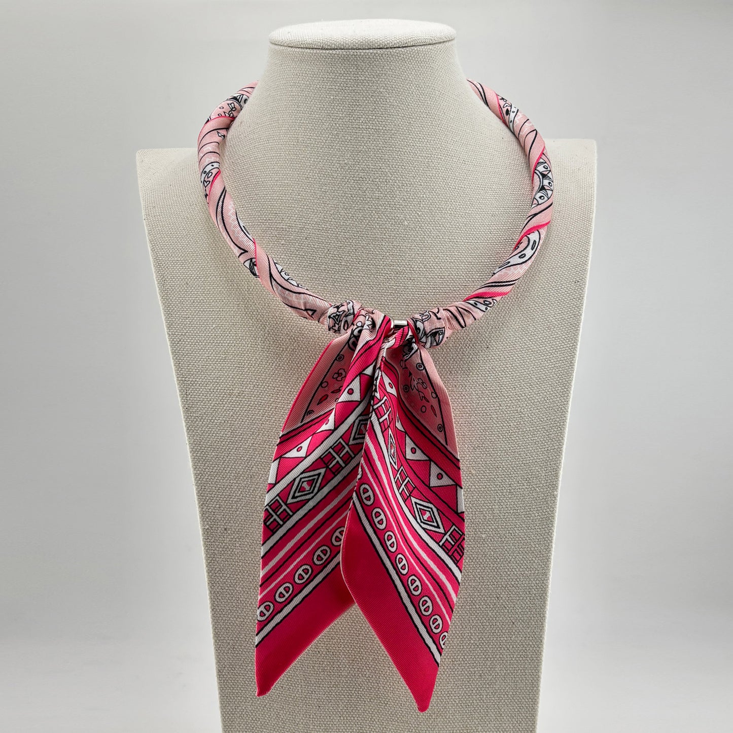 Twilly Necklace Magnetic Closure