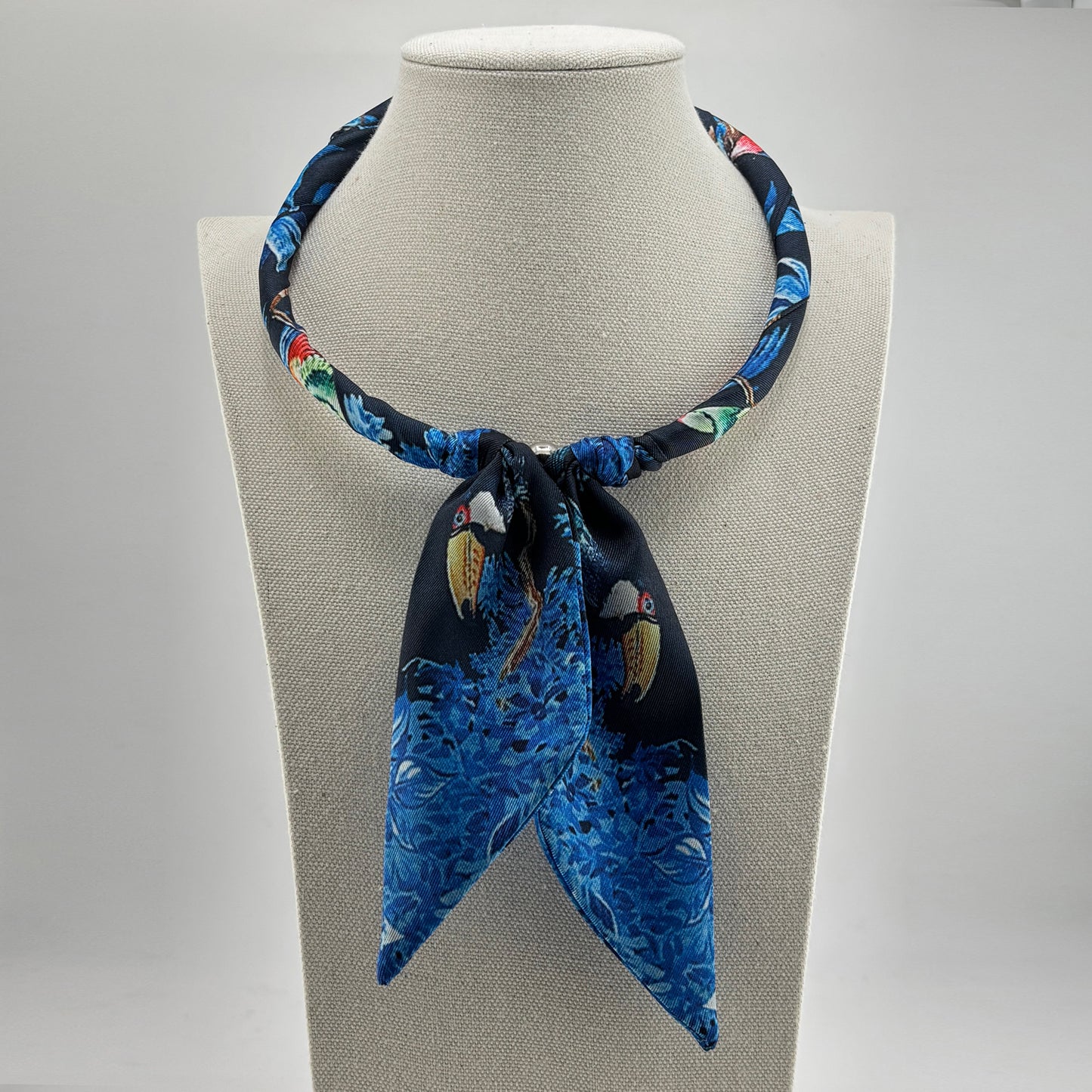 Twilly Necklace Magnetic Closure