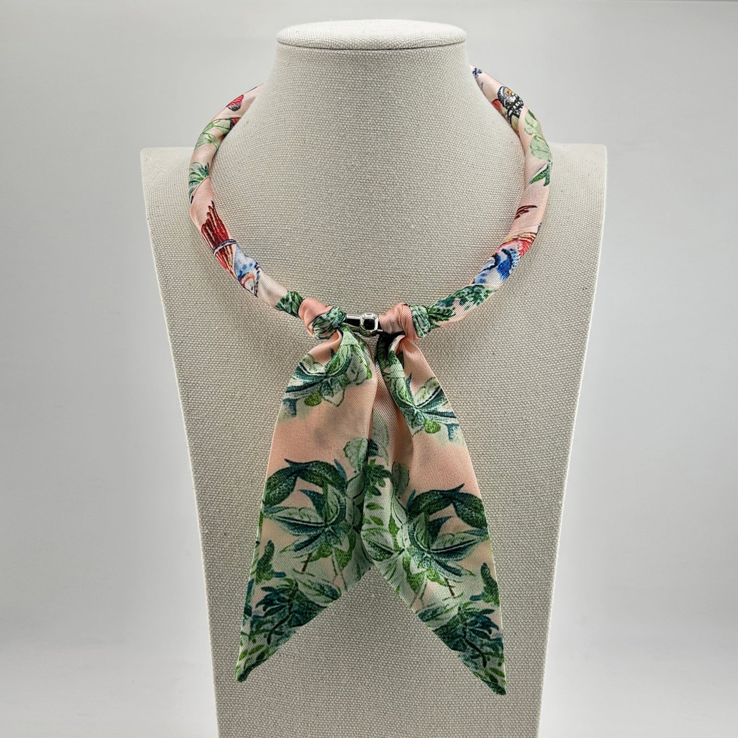 Twilly Necklace Magnetic Closure