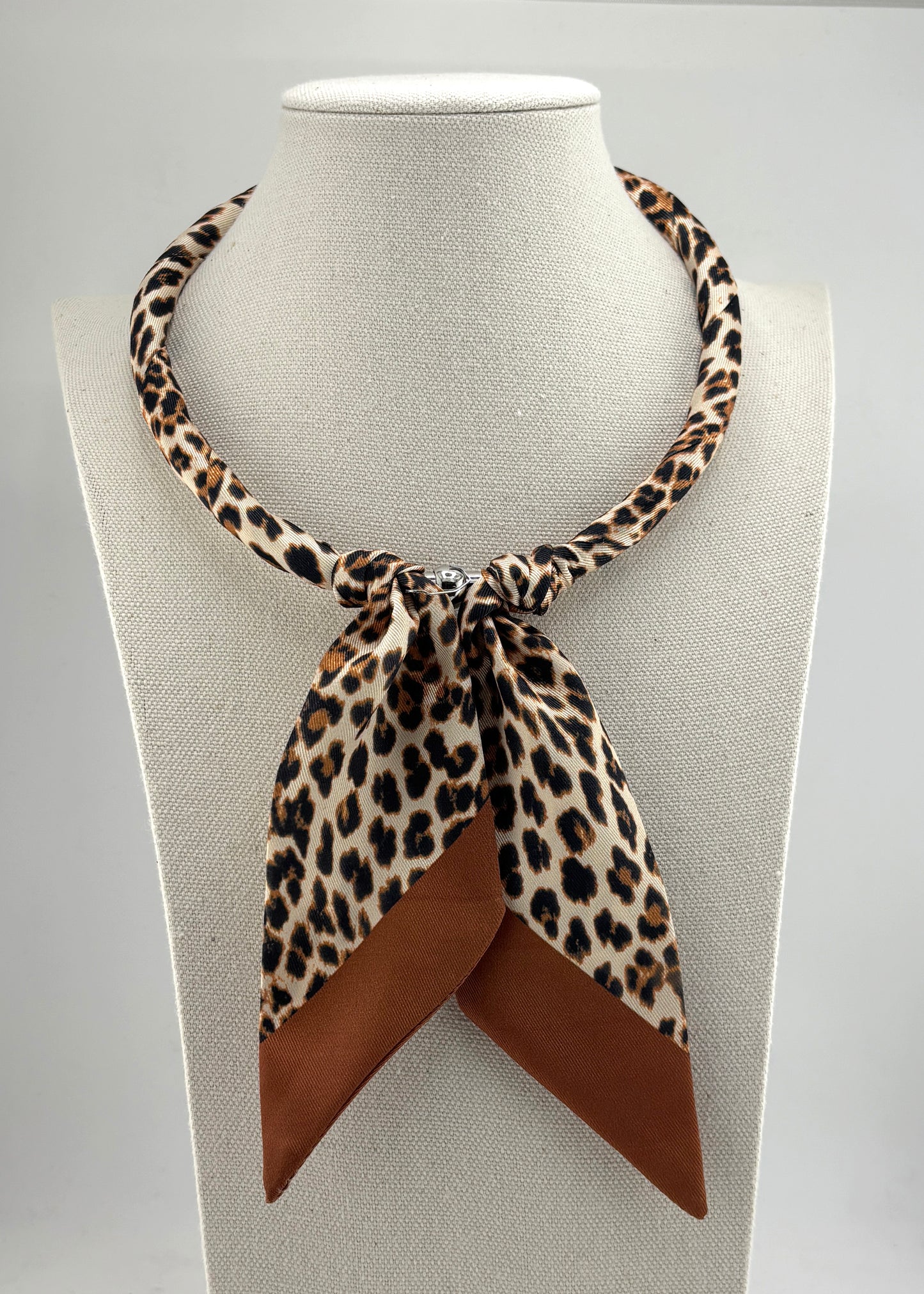 Twilly Necklace Magnetic Closure